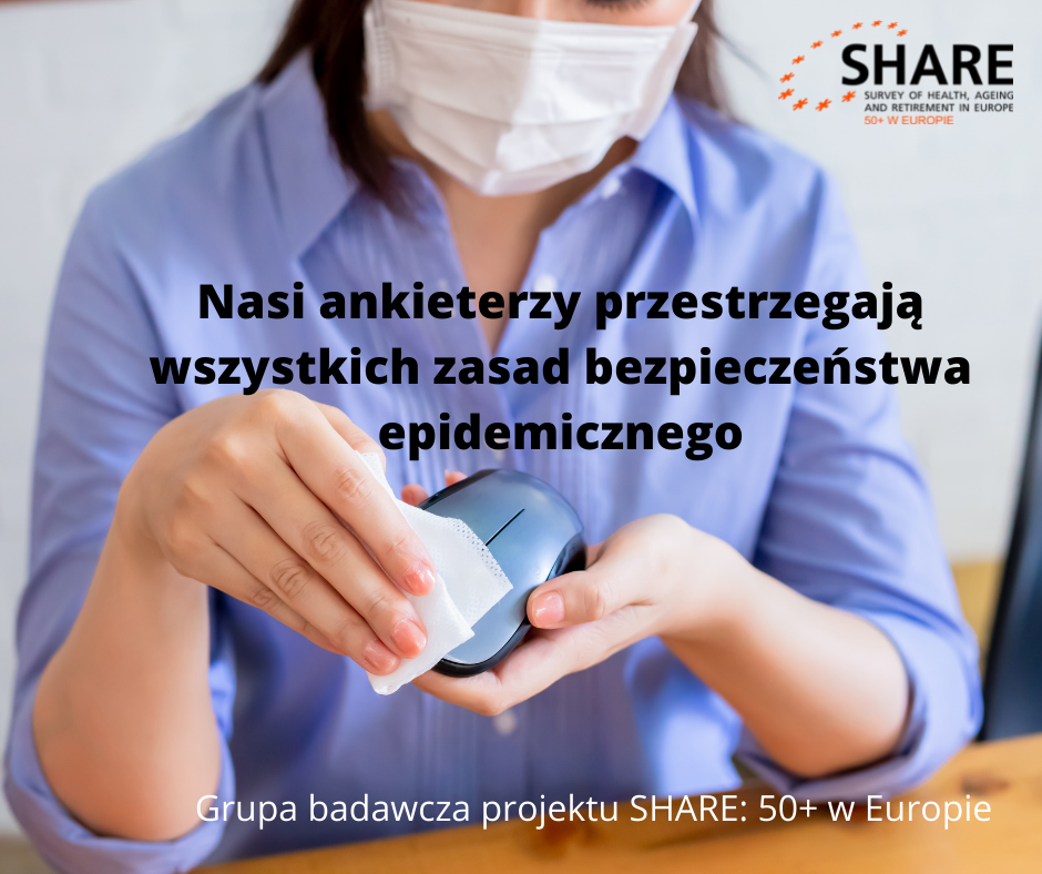 Kobieta dezynfekuje myszkę do laptopa