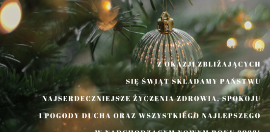 Życzenia na tle gałązki choinki z zielonymi i złotymi bombkami
